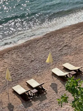 Pogled na plažu sa ležaljkama i suncobranima. - image 2