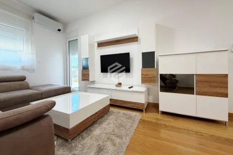 Dnevna soba sa garniturom, TV-om i bijelim namještajem. - image 2