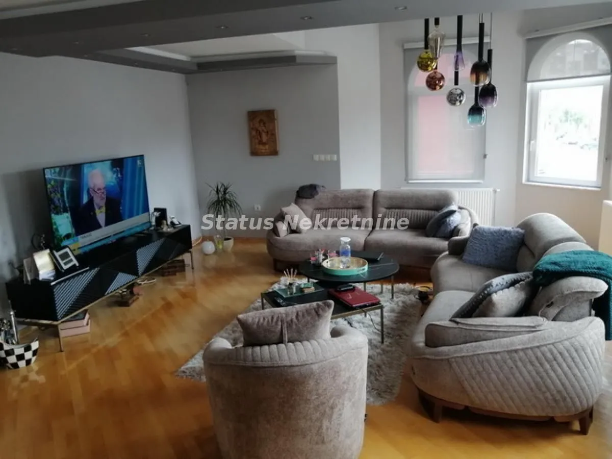 Sale, office space, 330m², Ruma, Srbija