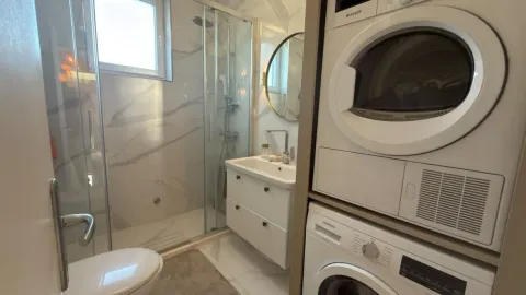 Moderne kupatilo sa tuš kabinom, umivaonikom, WC šoljom i ugrađenom mašinom za veš. - image 12