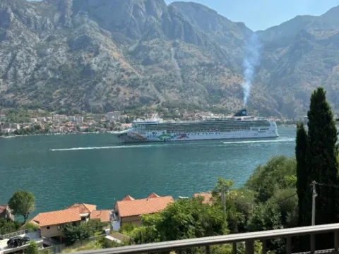 Izdavanje, trosoban stan, 77m², Muo, Kotor - image 2