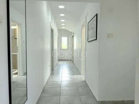 Rent, two bedroom apartment, 85m², Tivat, Crna Gora - image 8