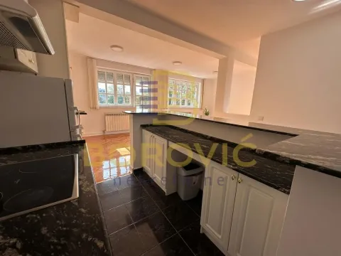 Pogled iz kuhinje sa šankom prema trpezariji i dnevnom boravku. - image 9