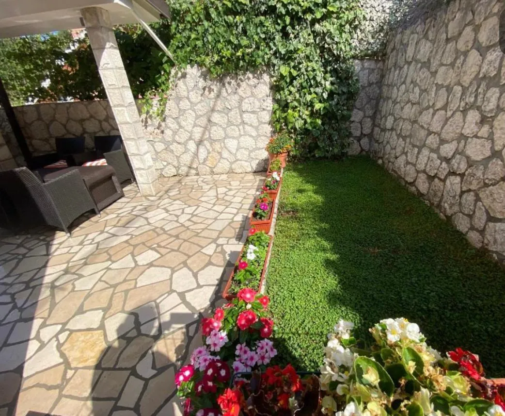 Izdavanje, jednosoban stan, 40m², Kavač, Kotor