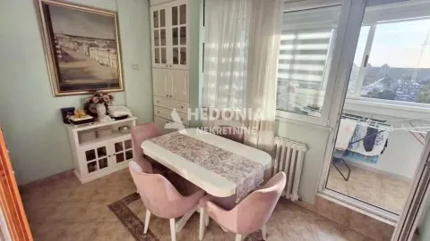 Trpezarija sa stolom, stolicama i ugradnim ormarom pored prozora. - image 6