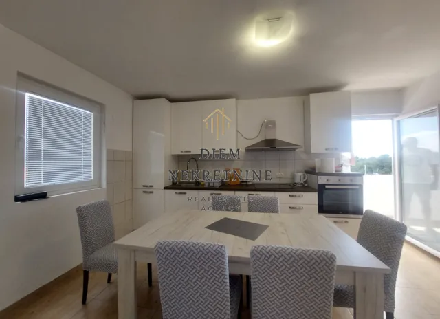 Izdavanje, dvosoban stan, 90m², Mrčevac, Tivat
