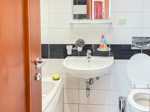 Izdavanje, dvosoban stan, 100m², Centar, Podgorica - image 5