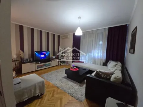 Dnevna soba sa garniturom, TV komodom i parketom. - image 2
