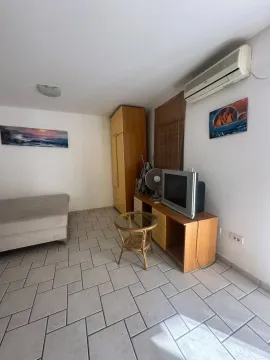 Manja spavaća soba sa krevetom, garderoberom i televizorom. - image 10