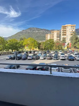 Pogled na parking, okolne zgrade i planinu sa terase. - image 10