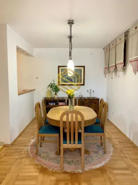 Trpezarija sa drvenim stolom i stolicama. - image 4