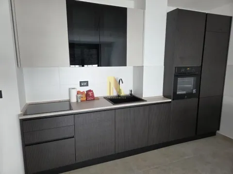 Moderna kuhinja sa tamnim elementima i ugrađenom rernom. - image 3