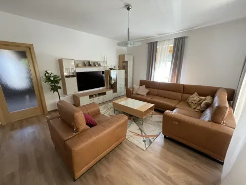 Dnevna soba sa garniturom za sedenje, TV komodom i tepihom. - image 51