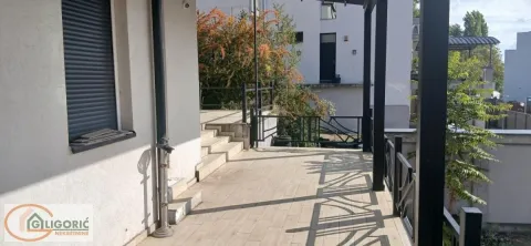 Prostrana popločana terasa sa ogradom ispred ulaza u objekat. - image 16