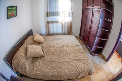 Namještena spavaća soba sa bračnim krevetom, ormarom i prozorom. - image 17