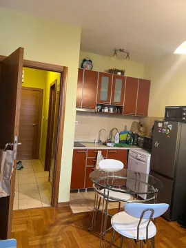 Manja kuhinja sa drvenim elementima i trpezarijskim stolom. - image 7