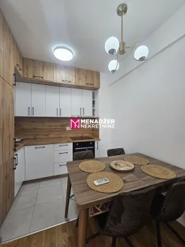Moderna kuhinja sa trpezarijskim stolom i ugradnim elementima. - image 4