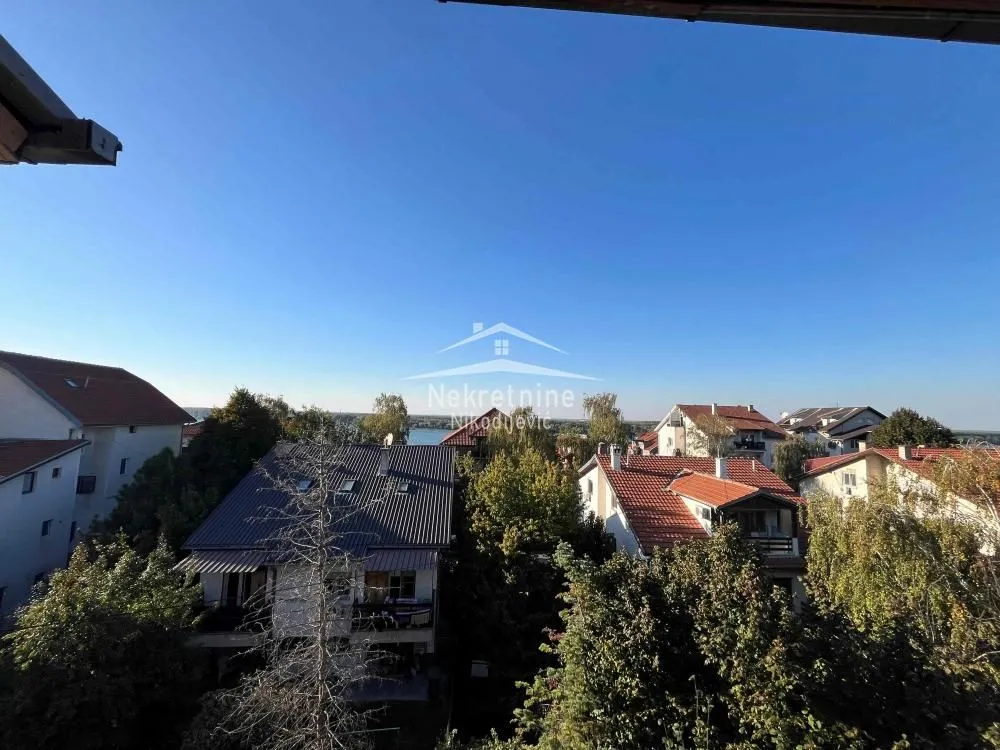 Pogled na okolno naselje i prirodu sa terase nekretnine.