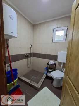 Manje kupatilo sa tuš kabinom, WC šoljom i bojlerom. - image 14