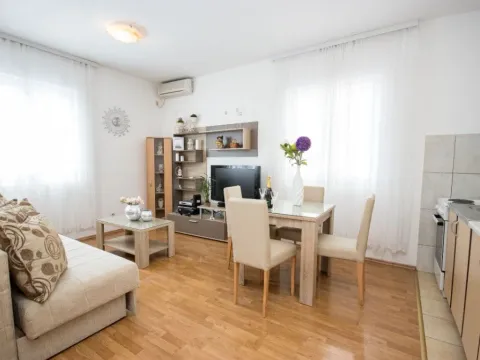 Stan-na-dan, jednosoban stan, 45m², Centar, Bar - image 2