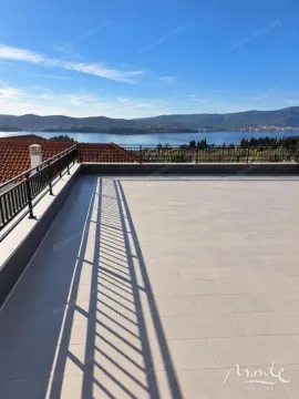 Velika popločana terasa sa ogradom i pogledom na more i planine. - image 3