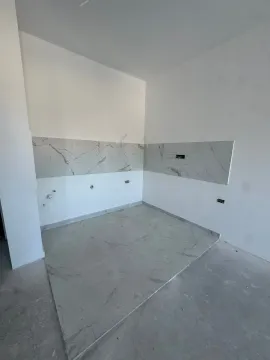 Nova kuhinja sa keramičkim pločicama i pripremljenim instalacijama. - image 3