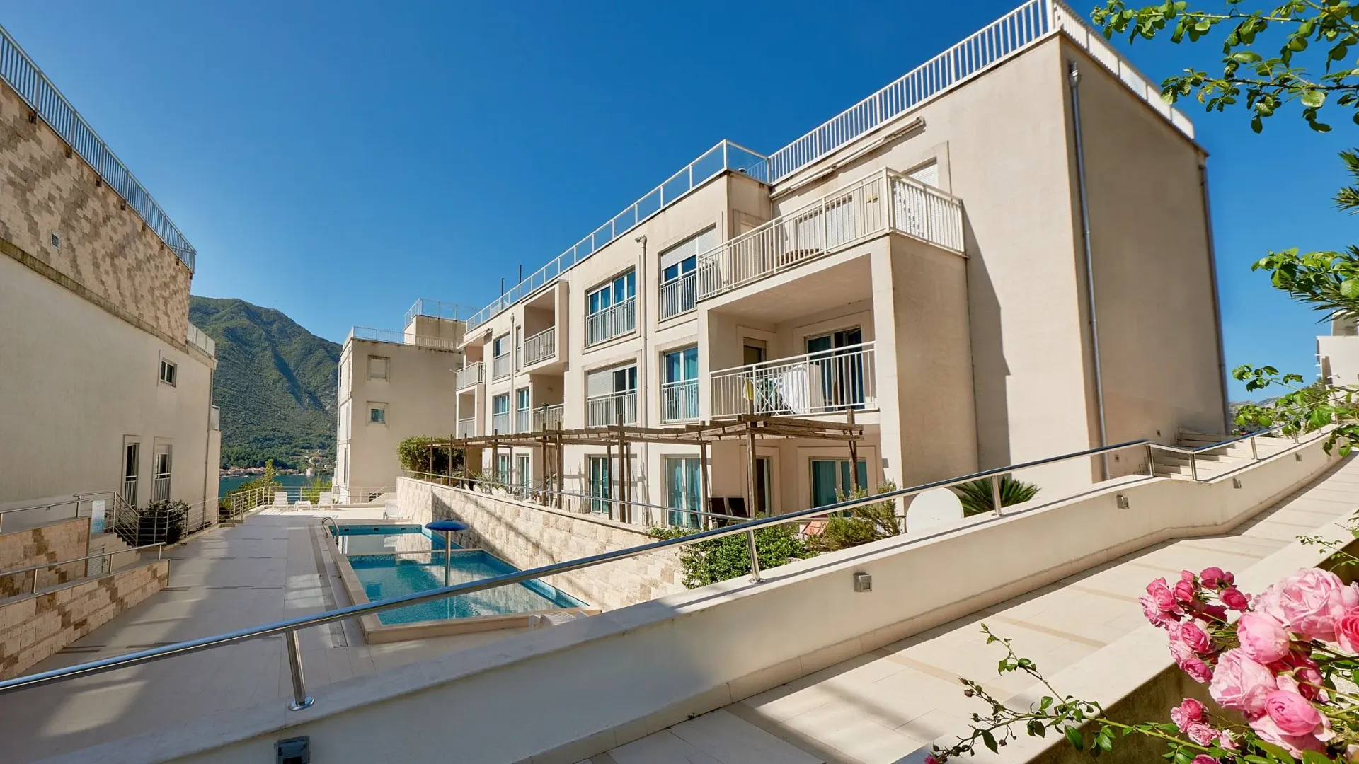 Sale, two bedroom apartment, 75m², Dobrota, Kotor