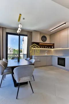 Moderna kuhinja sa trpezarijom i izlazom na terasu. - image 6