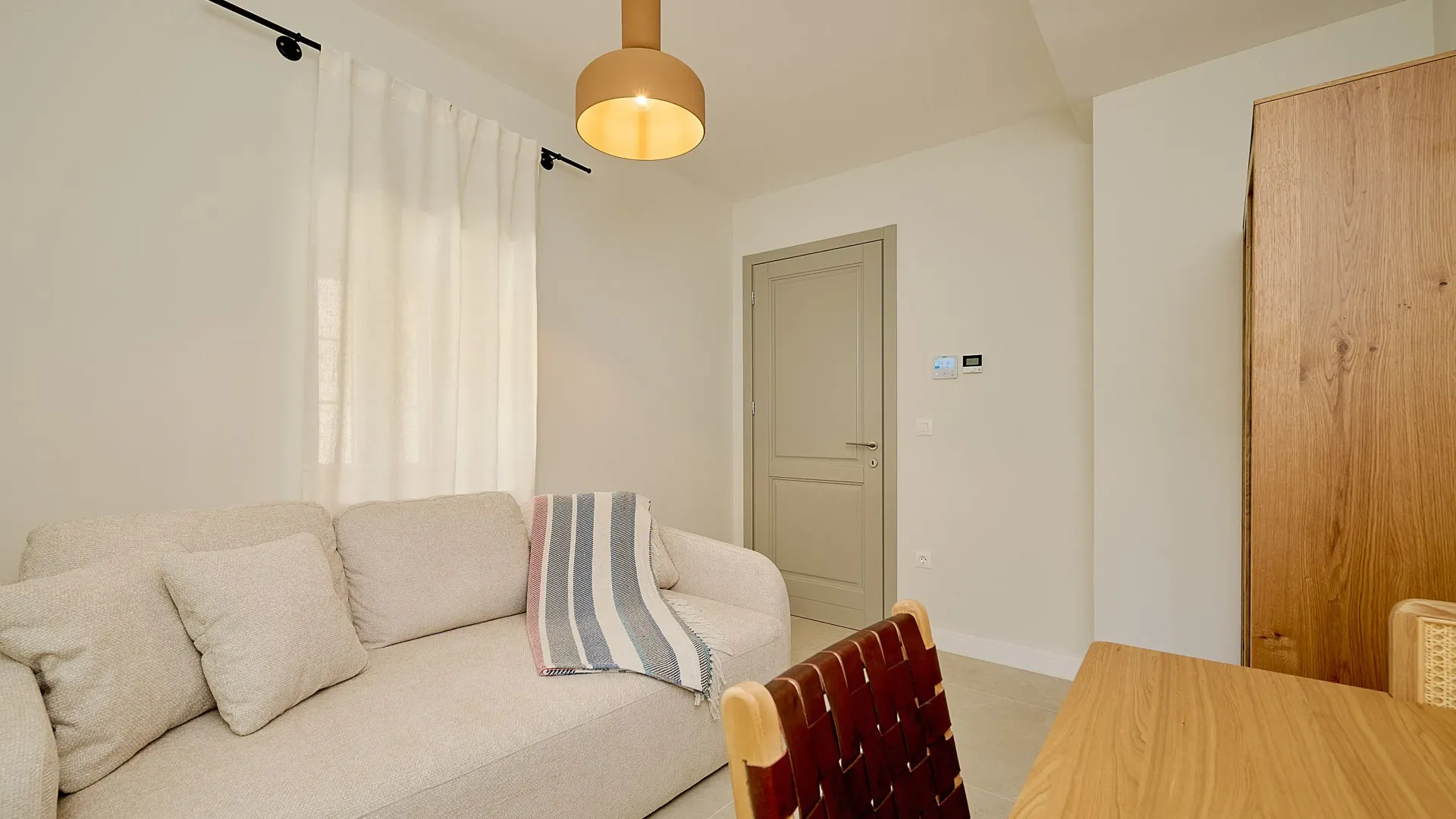 Izdavanje, kuća, 200m², Dobrota, Kotor