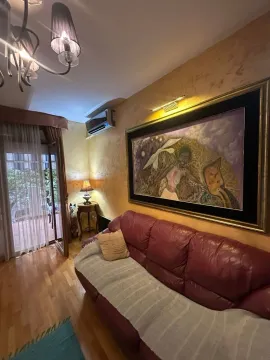 Udobna dnevna soba sa kožnim kaučem, umjetničkom slikom i izlazom na balkon. - image 3