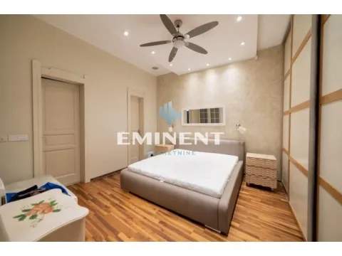 Prodaja, kuća, 304m², Zemun Centar, Zemun Sve Podlokacije - image 4