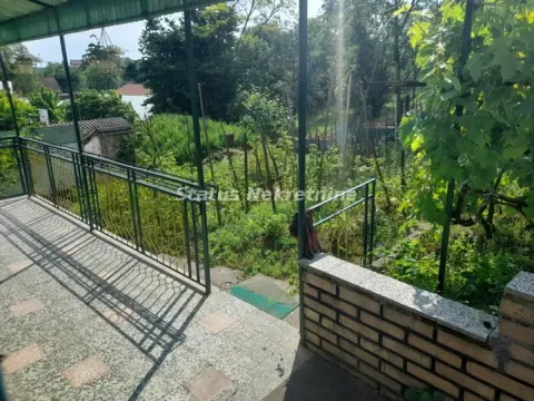 Natkrivena terasa sa pogledom na dvorište i zelenilo. - image 10