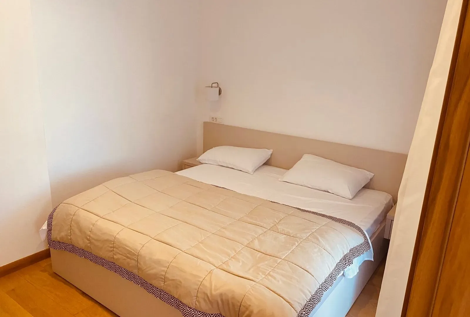 Izdavanje, dvosoban stan, 76m², Centar, Budva