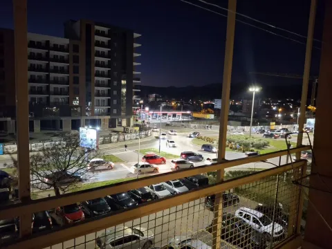 Noćni pogled sa balkona na ulicu i grad. - image 9