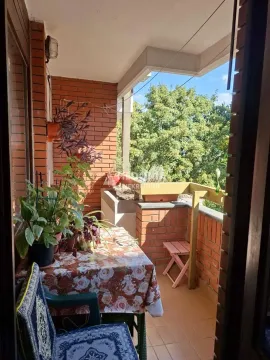 Natkriveni balkon sa stolom, stolicama i zelenilom. - image 6