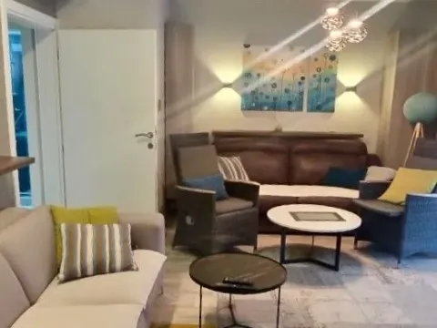 Rent, two bedroom apartment, 70m², Tivat, Crna Gora - image 2