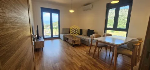 Dnevna soba sa trpezarijom, garniturom i pogledom na prirodu. - image 14
