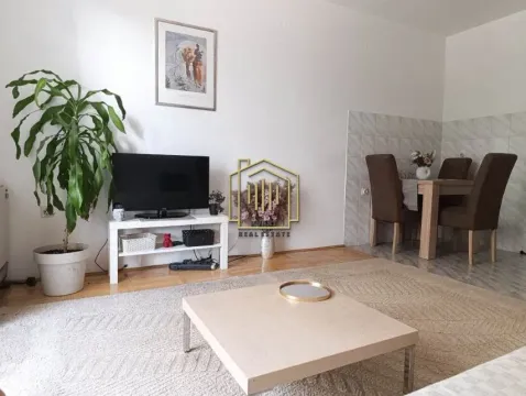 Dnevna soba sa TV-om, stočićem i trpezarijskim stolom u uglu. - image 2
