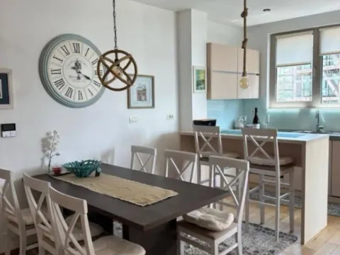 Izdavanje, dvosoban stan, 76m², Budva, Crna Gora