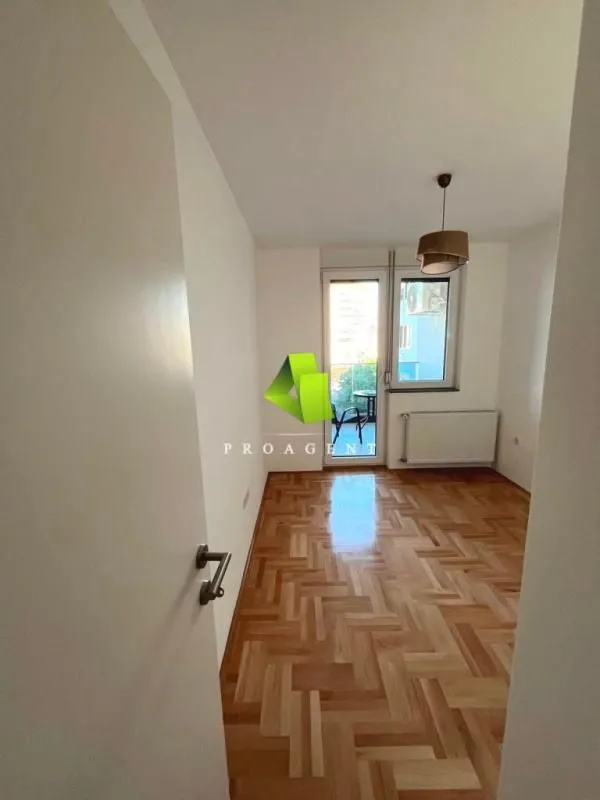 Rent, office space, 55m², Medijana, Niš