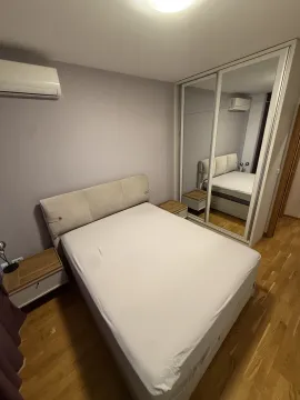 Spavaća soba sa bračnim krevetom, noćnim stočićima i velikim ugradnim garderoberom sa ogledalom. - image 7