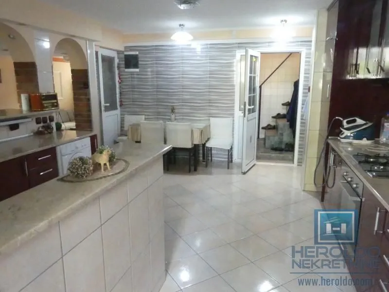 Prodaja, kuća, 380m², Pivara, Jagodina