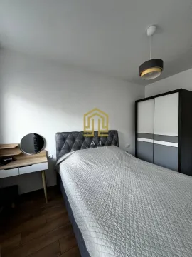 Namještena spavaća soba sa bračnim krevetom, garderoberom i radnim stolom. - image 10
