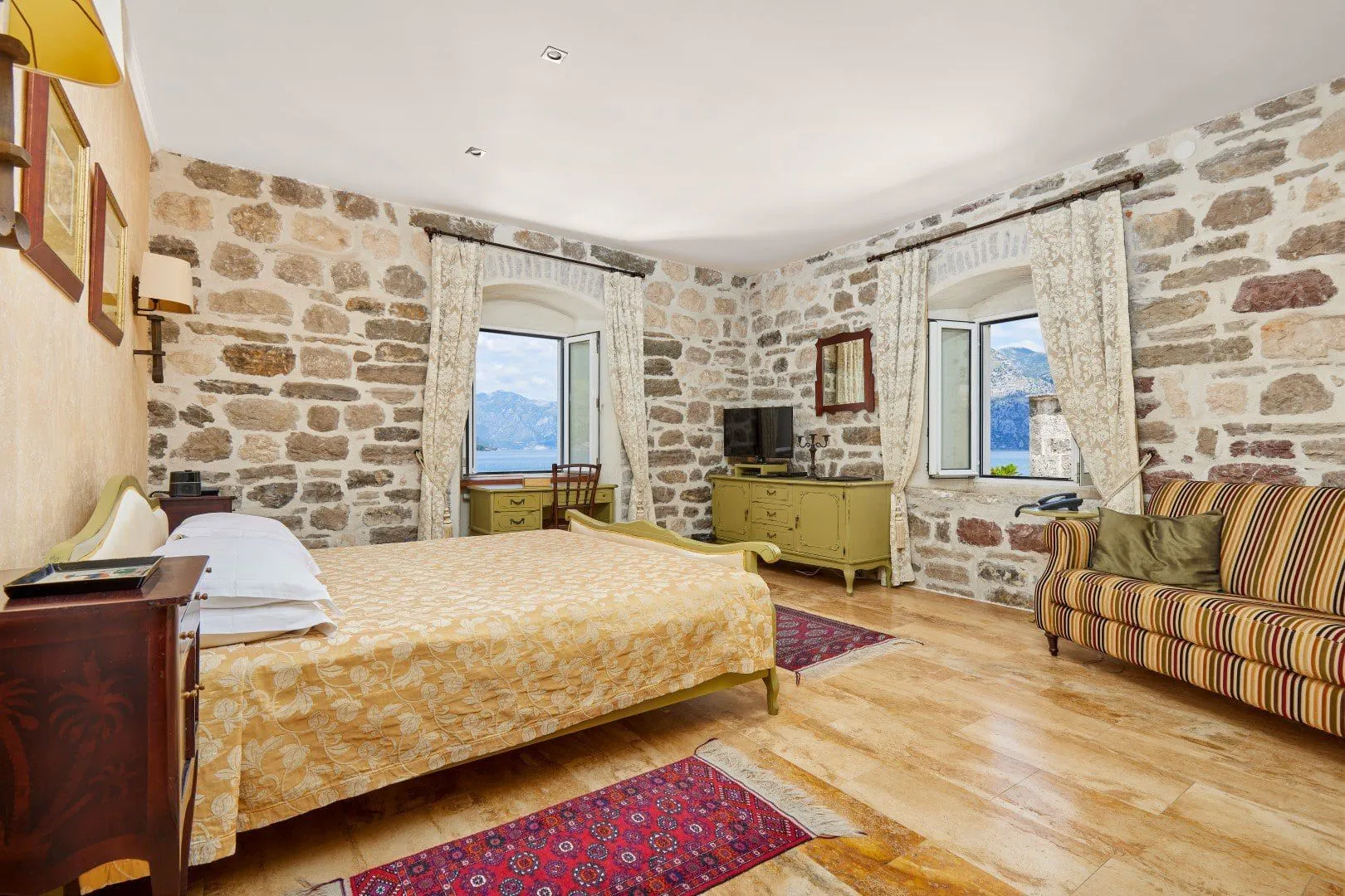Rent, house, 2117m², Kotor, Crna Gora