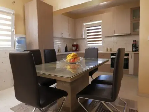 Izdavanje, kuća, 250m², Tološi, Podgorica - image 10