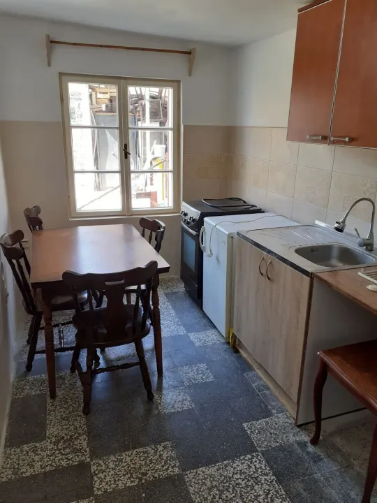 Izdavanje, dvosoban stan, 47m², Đenovići, Herceg Novi