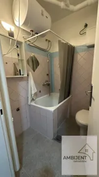 Manje kupatilo sa kadom, lavaboom, WC šoljom i bojlerom. - image 10