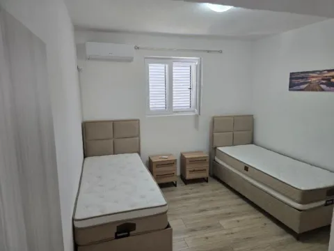 Izdavanje, dvosoban stan, 100m², Kalimanj, Tivat - image 5