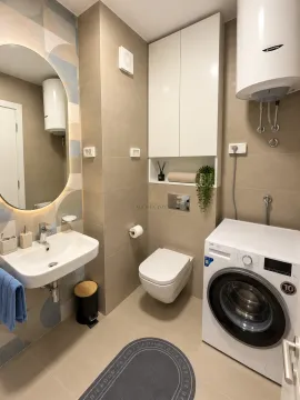 Moderne kupatilo sa umivaonikom, WC šoljom, tuš kabinom i veš mašinom. - image 11