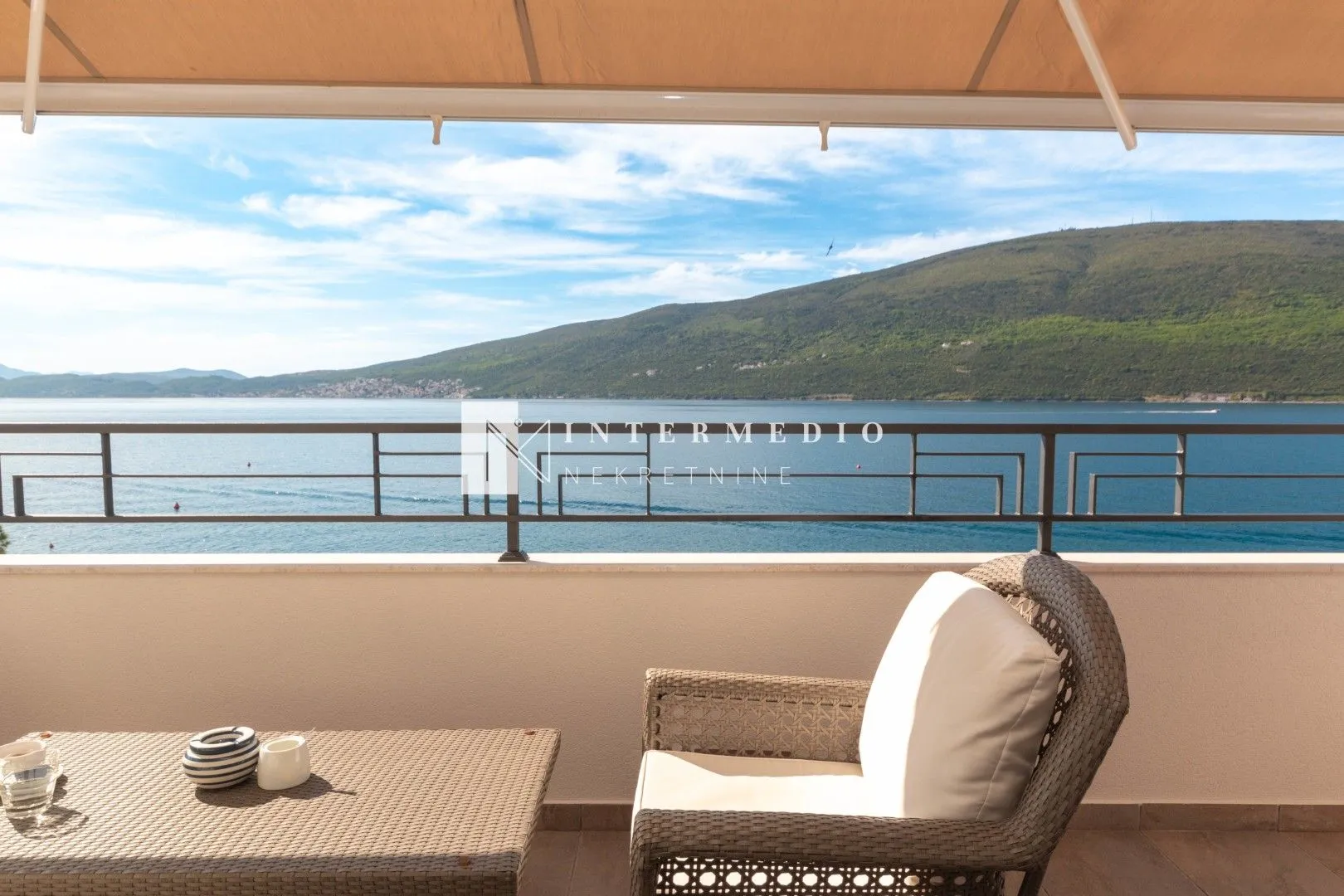 Prodaja, dvosoban stan, 91m², Đenovići, Herceg Novi
